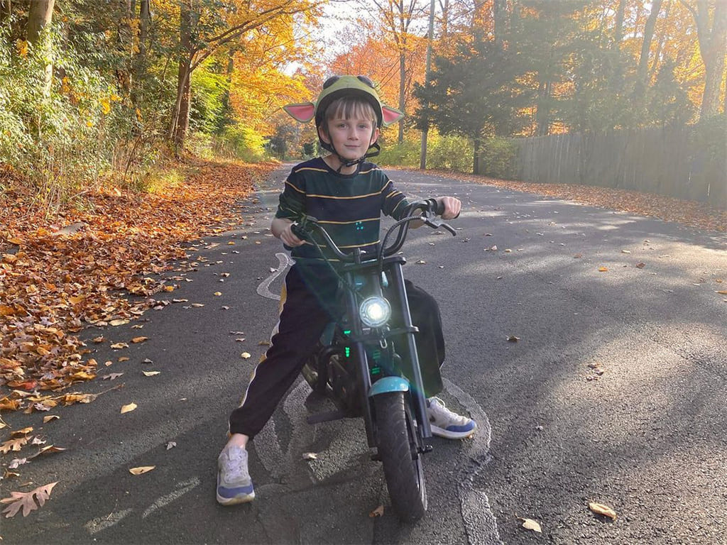 A 4-Year-Old Child Riding a Motorcycle? Click Here to See If You Don't Believe It!